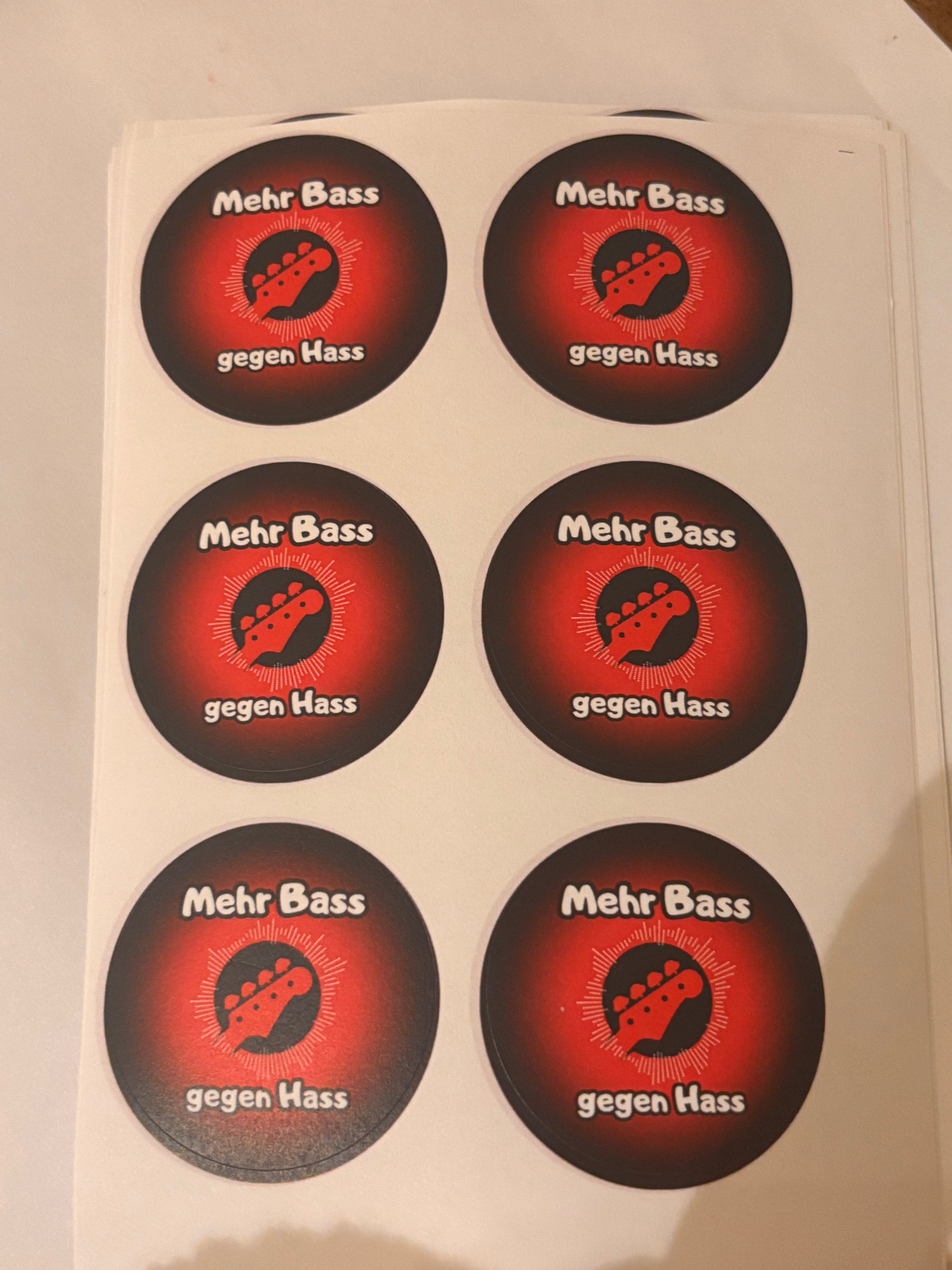 Sticker - Mehr Bass gegen Hass 4cm rund 6 Stück